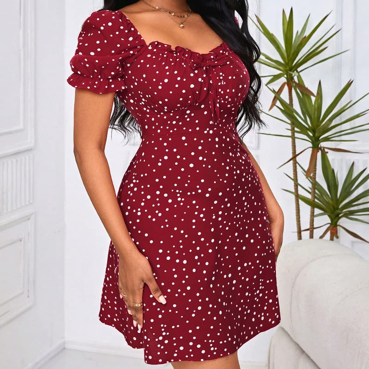 Robe rouge Ã pois printaniers avec manches bouffantes, nÅ“ud avant et buste froncÃ©