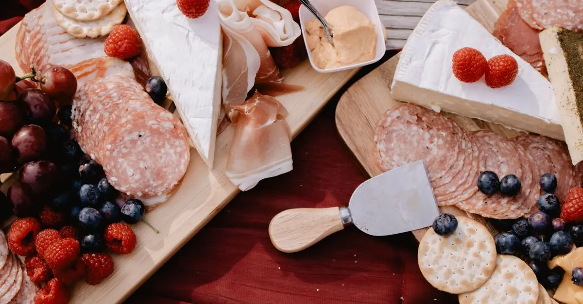 Comparatif : Chips vs. Crackers, lequel choisir ?